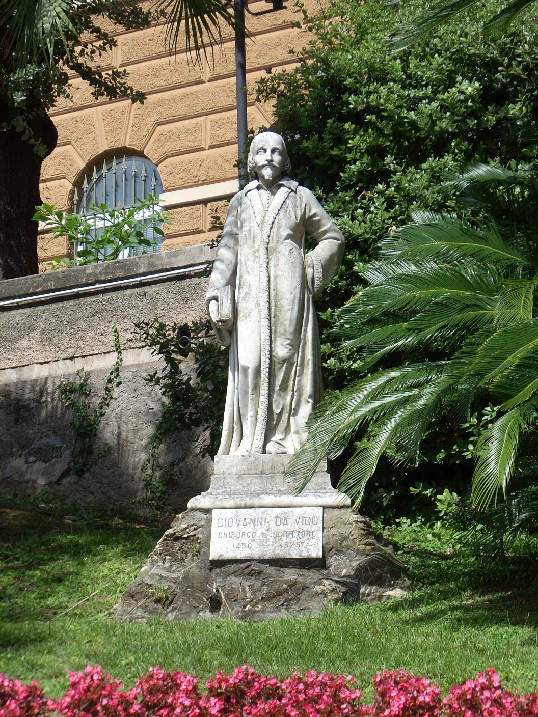 Giovanni%20da%20Vigo%20s%20monument%2C%20Rapallo%2C%20Italy%20-%2002.JPG